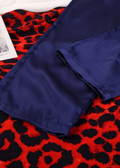 Pijama bohemio de satén Francine en azul marino, marrón y negro.